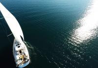 bateau à voile mer bleue réflexion du soleil bateau à voile elan 45 impression voiliers voiles